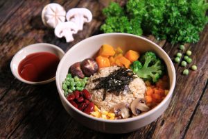 Tô cơm chay với bí đỏ, bông cải, nấm và rong biển