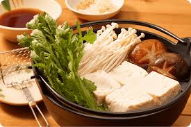 Nồi lẩu chay xếp nấm kim châm, đậu phụ, nấm hương và cải xanh