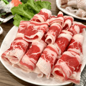 Đĩa thịt bò cuộn lát mỏng vân mỡ đều bày sát nồi lẩu