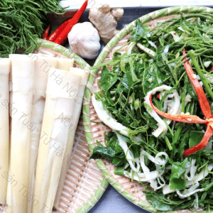 Mẹt tre bày rau rừng thái nhỏ, măng tươi, ớt, tỏi và gừng
