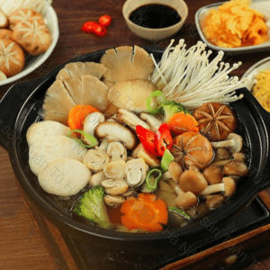 Nồi lẩu nấm đầy ắp điểm cà rốt tỉa hoa và ớt đỏ