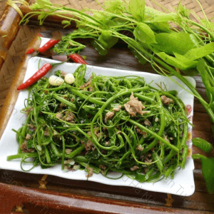 Ngọn rau rừng xào thịt bày đĩa trắng, cạnh ớt tươi và rau sống