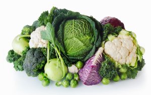 Bắp cải xoăn, súp lơ trắng và su hào xếp cụm trên nền trắng